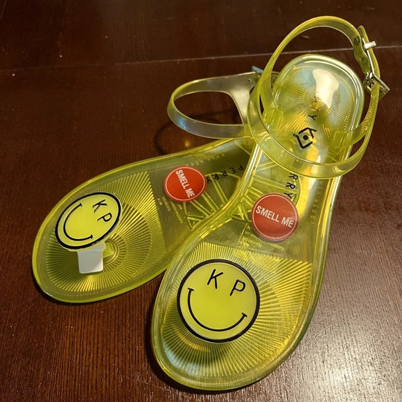 NWOT Katy Perry The Geli Flat Toe Post Sandals, Yellow Smiley Face, Size 6 - Picture 1 of 7